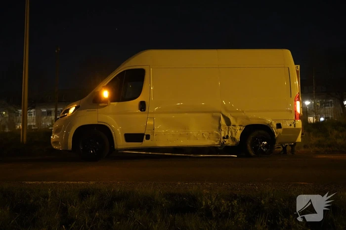 Twee bestelbussen botsen op elkaar