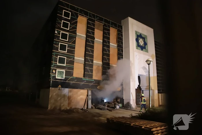 Flinke schade na brand bij moskee