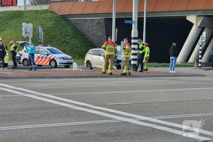 Auto op zijn kant bij verkeersongeval