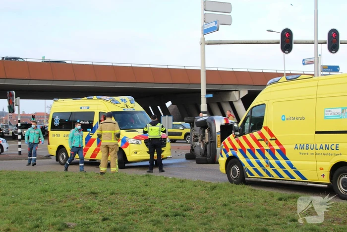 Auto op zijn kant bij verkeersongeval