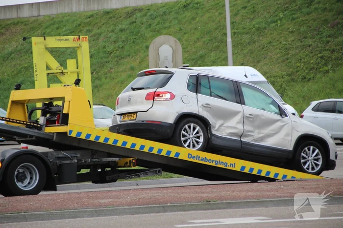 Auto op zijn kant bij verkeersongeval