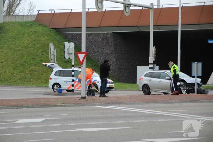 Auto op zijn kant bij verkeersongeval