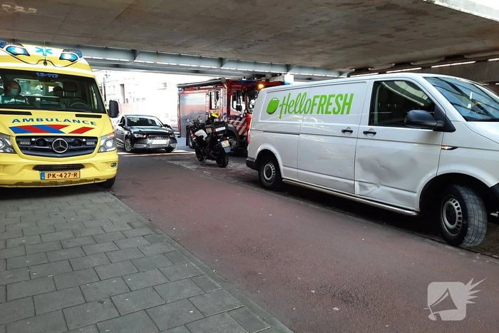 Bestelbus en personenwagen botsen op elkaar