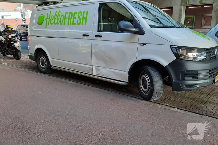 Bestelbus en personenwagen botsen op elkaar