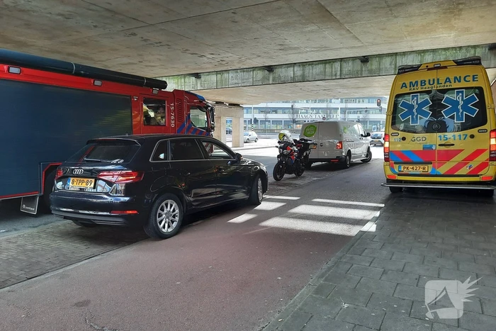 Bestelbus en personenwagen botsen op elkaar