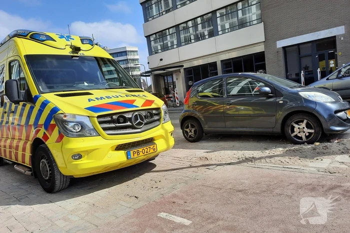 Een gewonde bij botsing tussen twee personenauto's