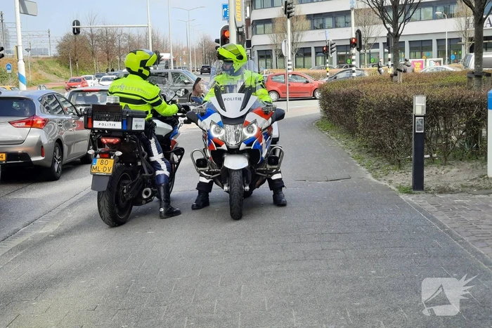 Een gewonde bij botsing tussen twee personenauto's