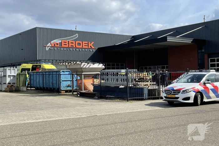 Man zwaargewond bij bedrijfs ongeval