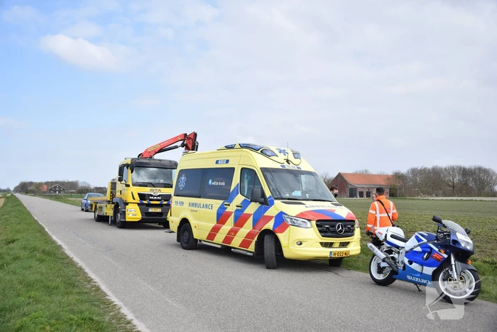 Motor breekt uit en belandt in de sloot