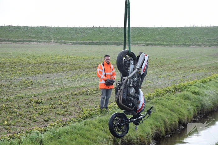 Motor breekt uit en belandt in de sloot