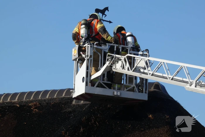 Schoorsteenbrand slaat over naar rietendak