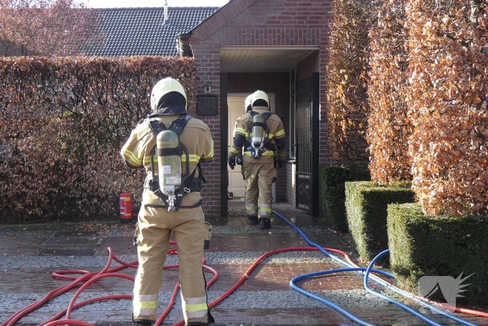 Schoorsteenbrand slaat over naar rietendak