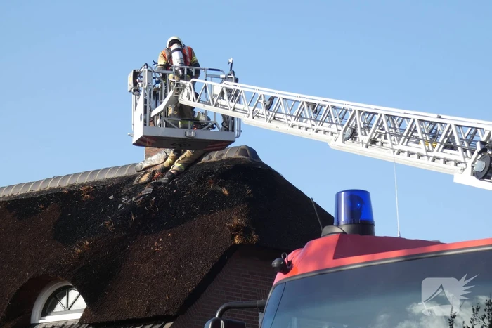 Schoorsteenbrand slaat over naar rietendak