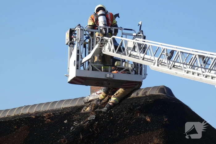 Schoorsteenbrand slaat over naar rietendak