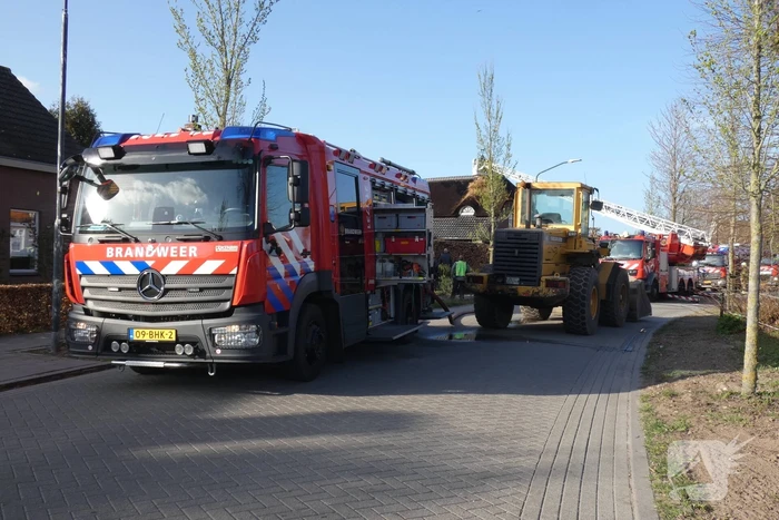Schoorsteenbrand slaat over naar rietendak
