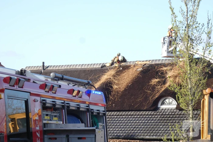 Schoorsteenbrand slaat over naar rietendak
