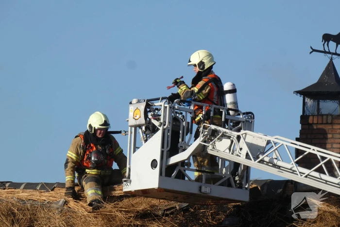 Schoorsteenbrand slaat over naar rietendak