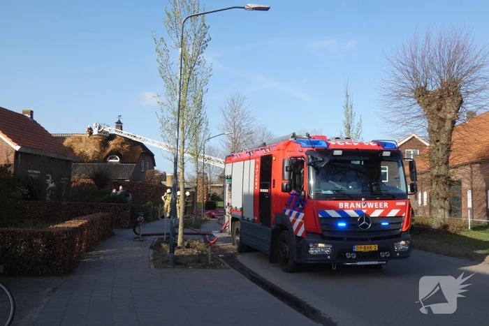 Schoorsteenbrand slaat over naar rietendak
