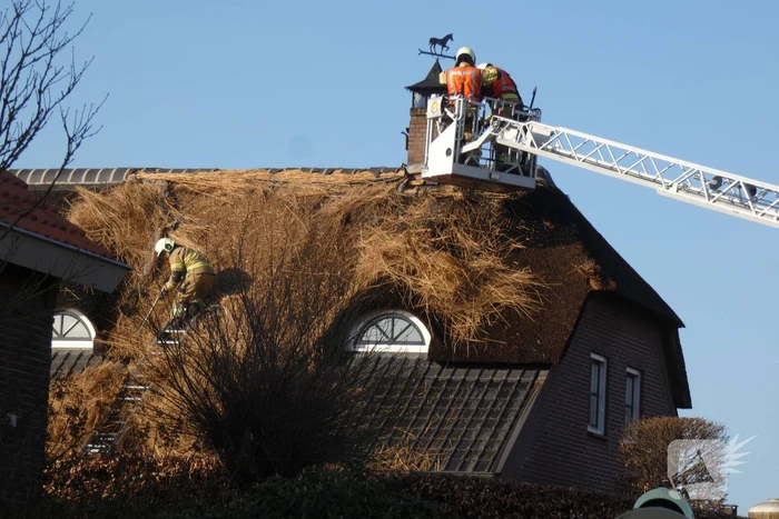 Schoorsteenbrand slaat over naar rietendak
