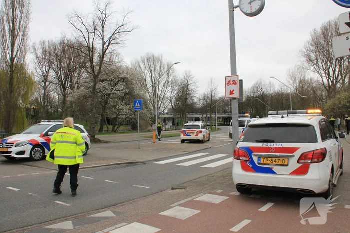 Auto botst tegen boom aan