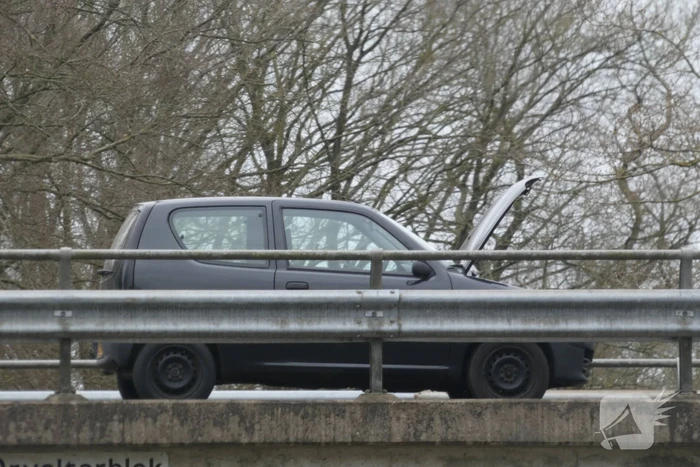 Auto valt stil na rook onder de motorkap