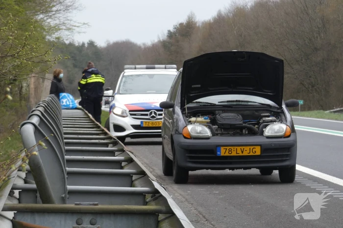 Auto valt stil na rook onder de motorkap