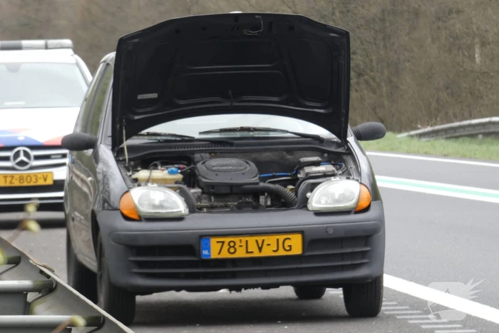 Auto valt stil na rook onder de motorkap
