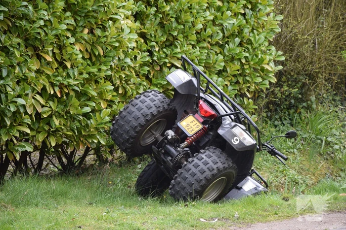 Quad belandt in greppel na ongeval