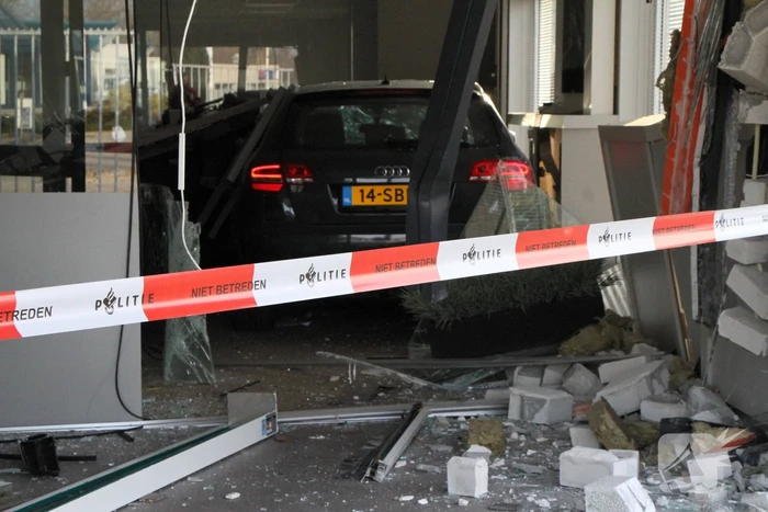 Auto rijdt bedrijfspand binnen