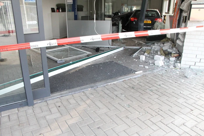 Auto rijdt bedrijfspand binnen