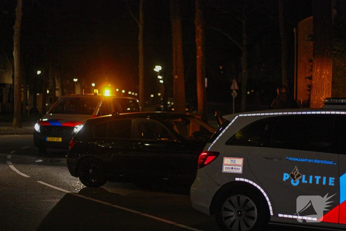 Auto vliegt uit de bocht en knalt tegen boom