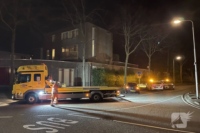 Auto vliegt uit de bocht en knalt tegen boom
