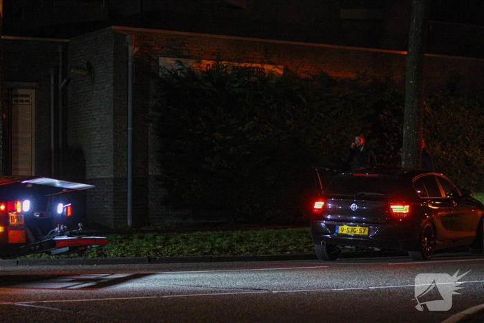 Auto vliegt uit de bocht en knalt tegen boom