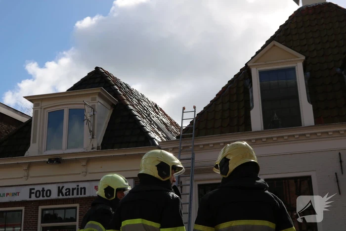 Schoorsteenplaat dreigt weg te waaien
