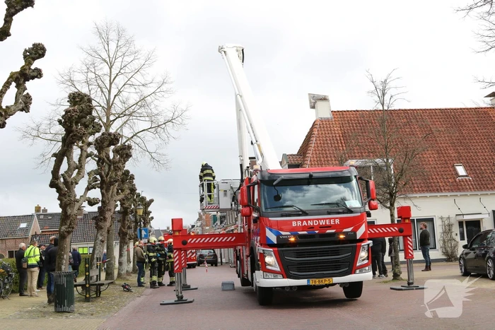 Schoorsteenplaat dreigt weg te waaien