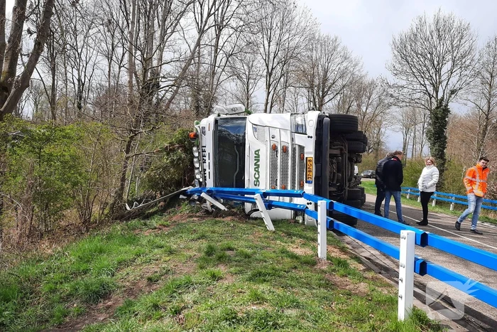 Vrachtwagen belandt op zijkant
