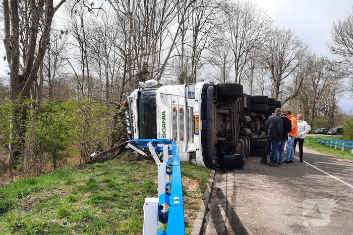 Vrachtwagen belandt op zijkant