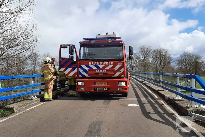 Vrachtwagen belandt op zijkant