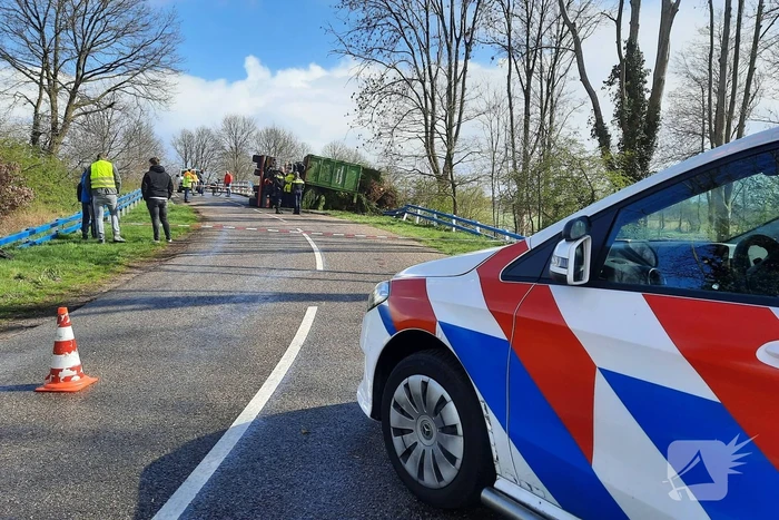 Vrachtwagen belandt op zijkant