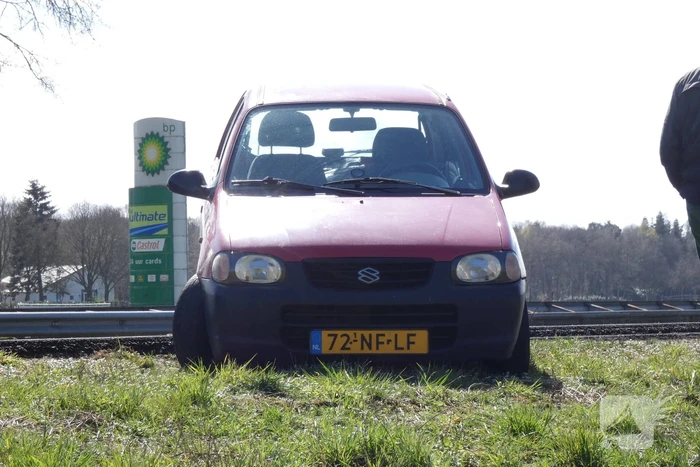 Auto naast de weg door harde wind