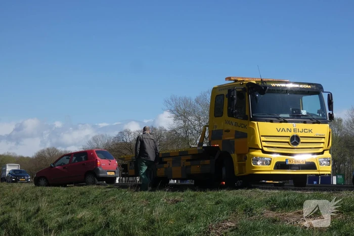 Auto naast de weg door harde wind
