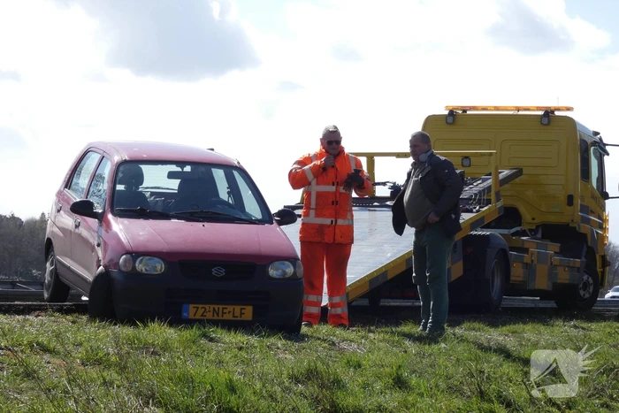 Auto naast de weg door harde wind