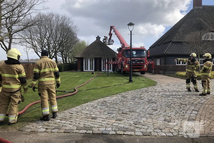 Schoorsteenbrand in bijgebouw met rietendak