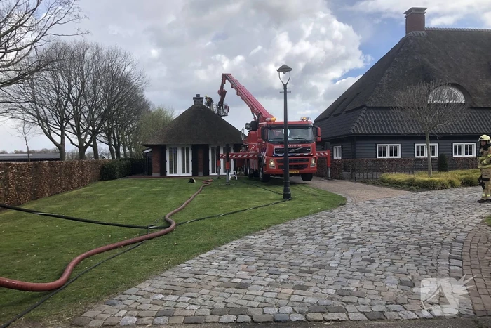 Schoorsteenbrand in bijgebouw met rietendak