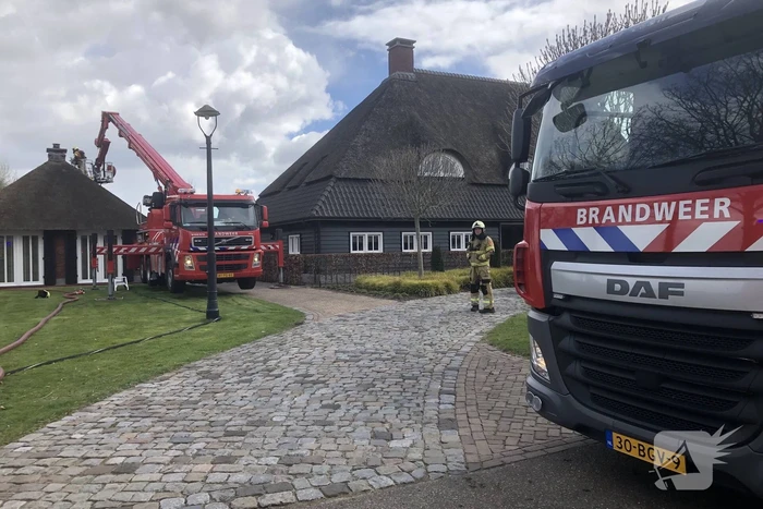 Schoorsteenbrand in bijgebouw met rietendak
