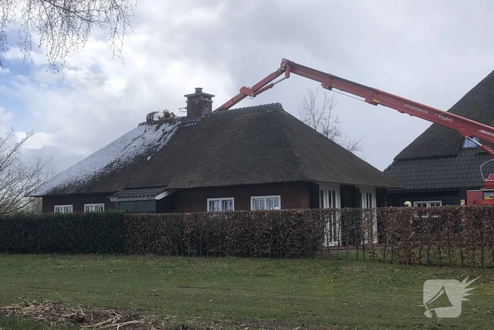 Schoorsteenbrand in bijgebouw met rietendak
