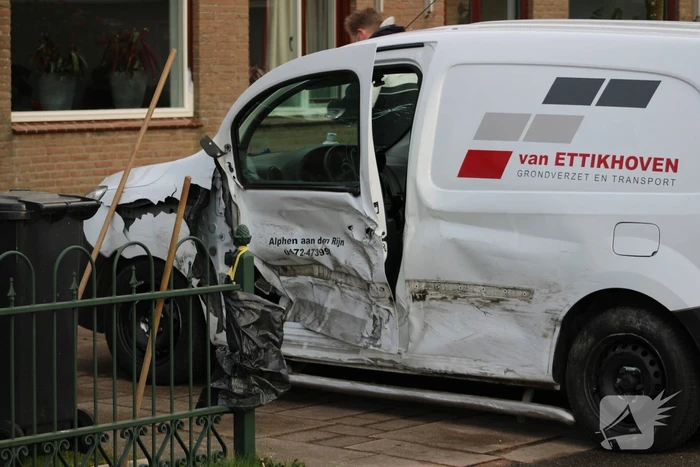 Veel schade bij ongeval tussen vier voertuigen