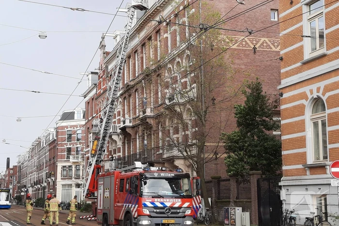 Stukken gevel vallen naar beneden