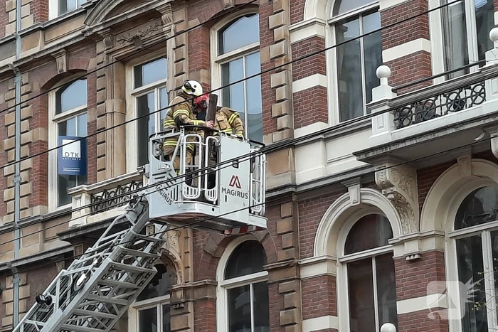 Stukken gevel vallen naar beneden