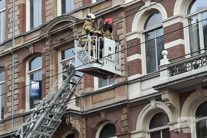 Stukken gevel vallen naar beneden